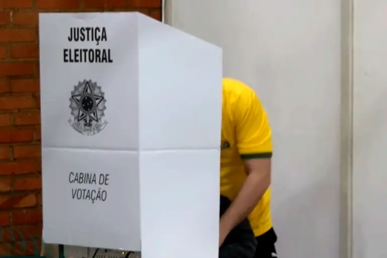 Votação em uma cabine eletrônica e o exercício dos direitos políticos
