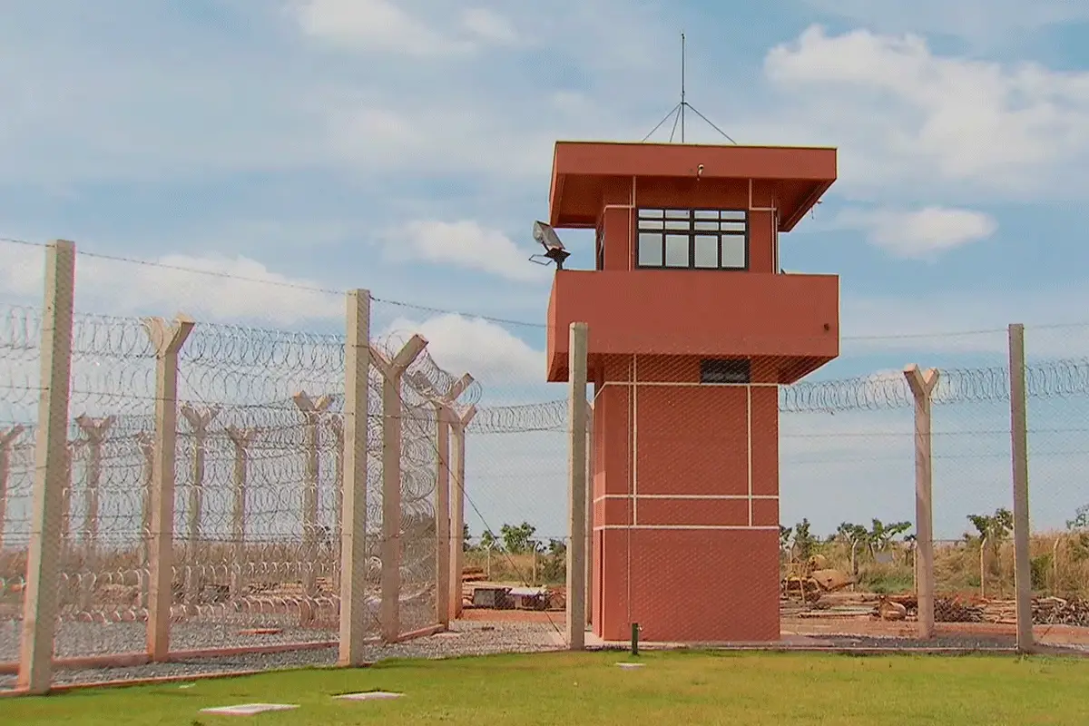 Imagem de uma penitenciária representando o tema "o que um ex-presidiário não pode fazer"