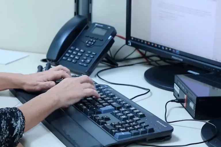 Imagem de uma mulher teclando no computador representando o tema: proferido despacho de mero expediente.